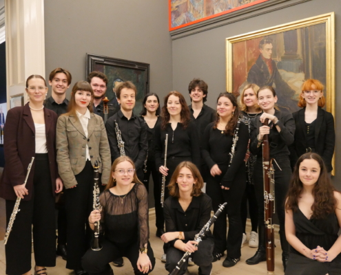 Le groupe d'élèves est devant un tableau au musée