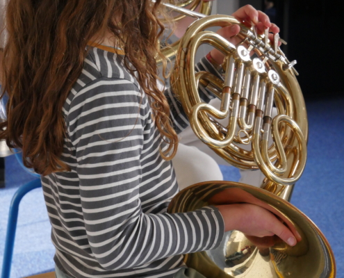 Enfant essayant le cor