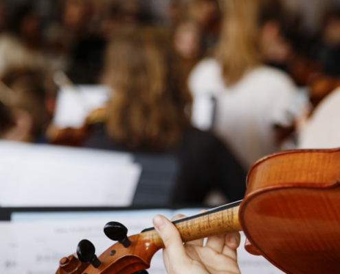 Joueuse de violon au sein d'un orchestre