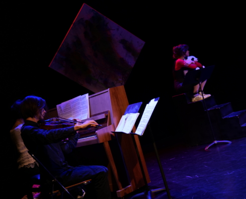 Pianiste et comédiens sur scène