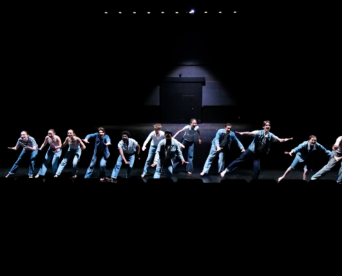 Élèves de l'atelier de comédie musicale en représentation sur scène.