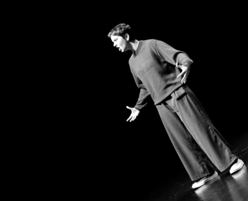 Élève comédienne sur scène